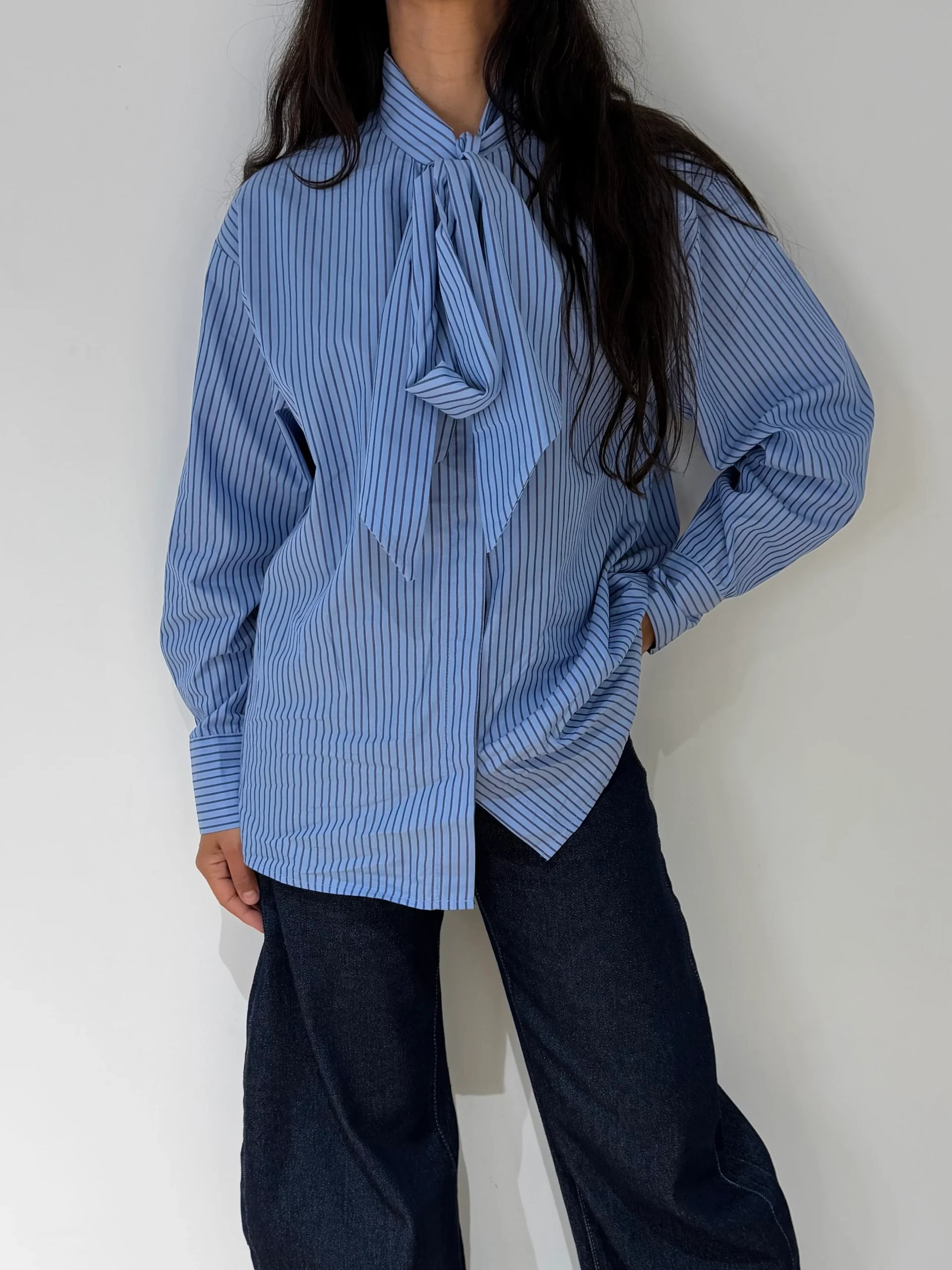 Chemise Rayée Bleue Femme à Nœud – Image 4